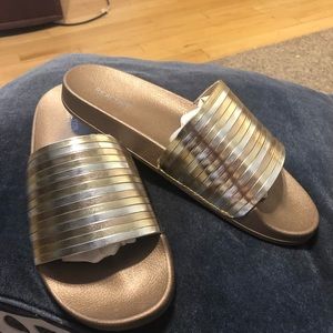 Kenneth Cole Reaction soft gold slides